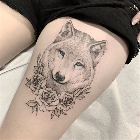 Tatuagem de lobo na coxa feminina